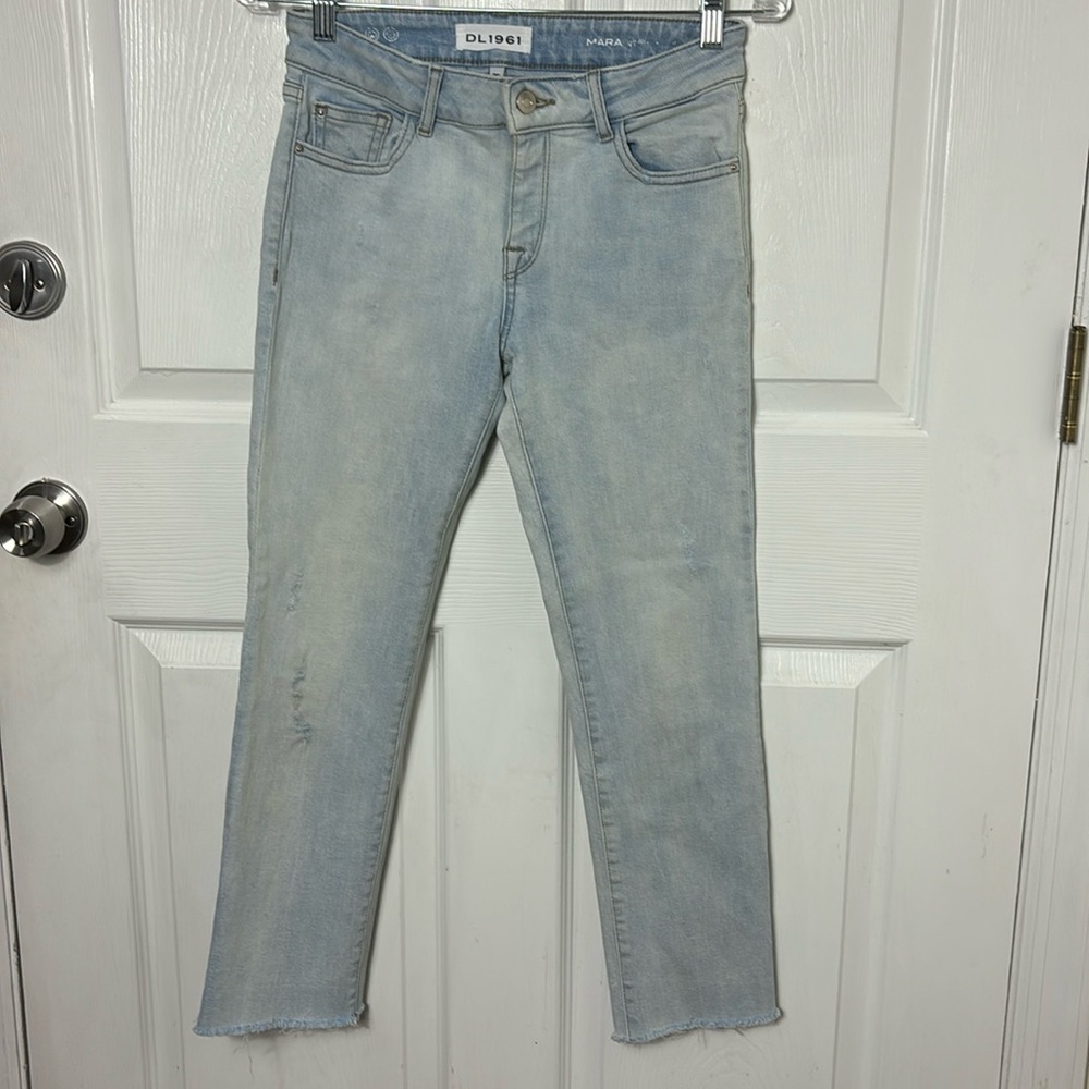 DL1961 MARA midrise ankle straight leg raw hem light wash size 25 Instasculpt